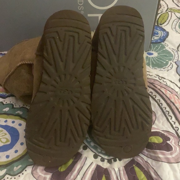 Distressed Brown Bailey Triplet Ugg Boots - Picture 5 of 8